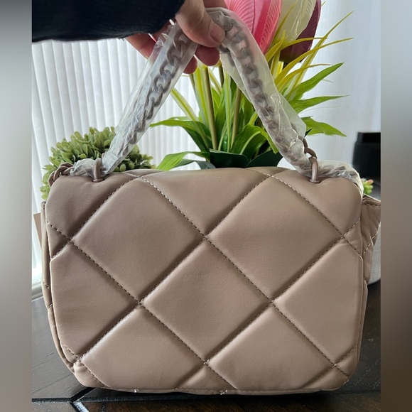 NWT Gilda Paris Tan Soft Quilted Twist lock Chain Handbag/Crossbody - Picture 3 of 12